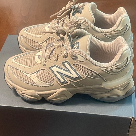New Balance Beige - Picture 1 of 8